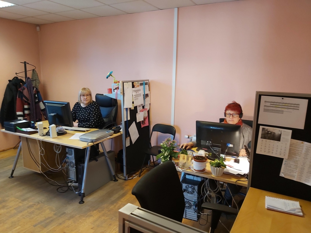 Maketētāja Olita Užane un korespondente Inga Karpova ir vienīgās no laikraksta gatavošanas komandas, kuras ik darbadienu dodas uz redakciju.