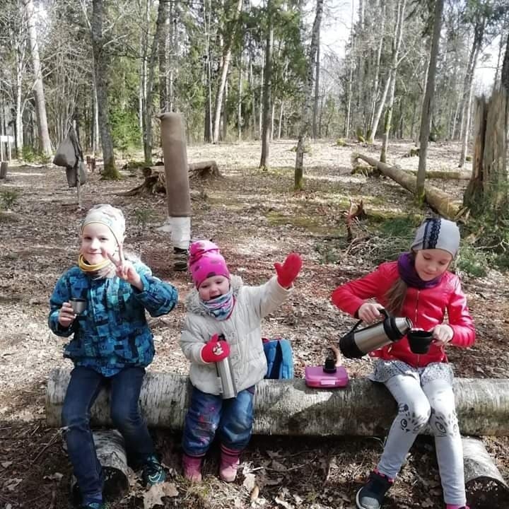 Šnuku ģimenes dārgumi – Darels, Dīna un Dora – izbauda piknika labumus Lustiņdruvas dabas takā. Mamma Līga uzskata, ka tā ir viena no piemērotākajām atpūtas vietām Latvijā, kuru vērts apmeklēt vairākas reizes gadā. Un vienmēr tur būs, ko darīt.                                                   
Autors:  NO PERSONĪGĀ ARHĪVA