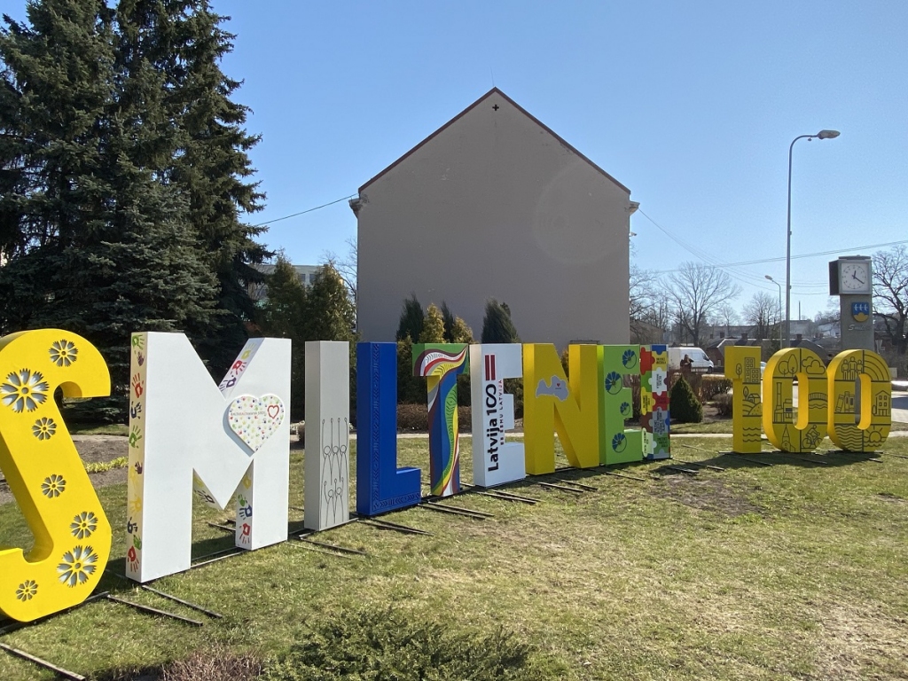 Par godu Smiltenes 100 gadu jubilejai  ir radīts vides dekors pilsētas centrā – burti “SMILTENEI 100”, taču bez vērienīgas svētku svinēšanas gan būs jāiztiek.                                                               
Autors: SMILTENES NOVADA PAŠVALDĪBA