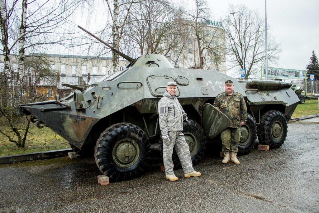 Valgas militārā parka vadītājs  Mēlis Kivi (no kreisās) un ieroču speciālists Raivo Rītels pie bruņumašīnas BTR-80.                                                   
Autors:  Tīts Loims