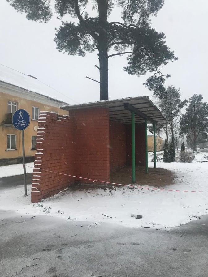 Sedas iedzīvotāju satraukumam par viņu pilsētas autobusu pieturu ar sarkanajām ķieģeļu sienām un zaļajiem stabiem  nav pamata. Šo būvi nenojauks, bet rekonstruēs.                                                                      
Autors:   IVETA ENCE