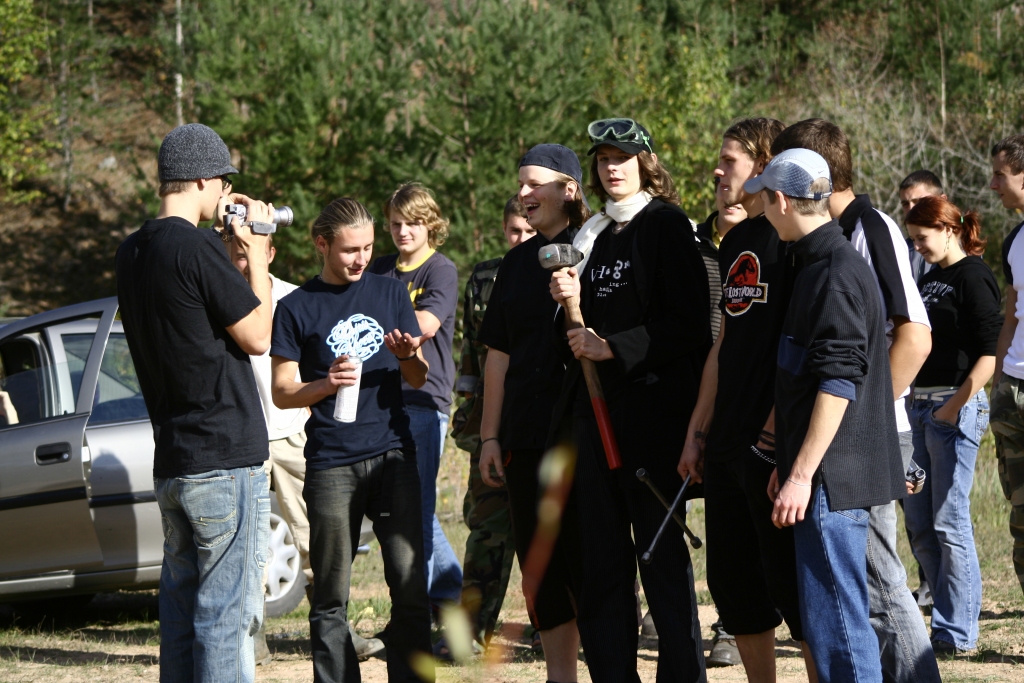 TV raidījuma “Block Heads” filmēšanas laikā 2006. gadā. Raidījuma, kas tika veidots Valkas televīzijai, komandā darbojās Nauris Ašenkampfs, Aigars Roga, Mārtiņš Sausais, Viktors Kaņepe, Raimonds Beķernieks, Rihards Kalvāns, Aigars Naglis, Dāvis Doršs, Reinis Doršs, Toms Bošs, Kaspars Jeļisenko un daudzi citi entuziasti.