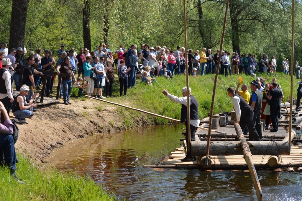 Kas to pērn notikušajos 22. Gaujas plostnieku svētkos varēja zināt, ka šogad maijā plosta ekspedīcija pa Gauju no Spicu tilta līdz Strenčiem nedosies. Taču Plostnieku svētki, iespējams, šovasar būs – vienīgi citādi un citā laikā.                                                                                                                                                                           
Autors:  SANDRA PĒTERSONE