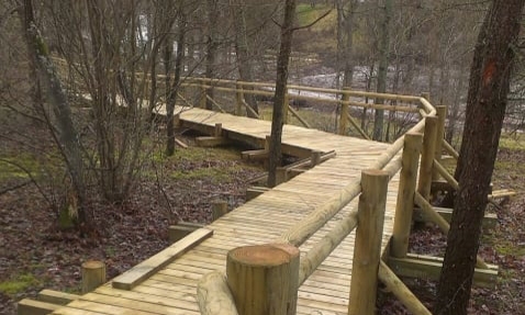 Vecais parks Smiltenē kļūst arvien pievilcīgāks pastaigām. Pie Vidusezera top vēl viena koka laipa, un tas nav vienīgais jaunums parkā. 
Autors:  SANDRA PĒTERSONE