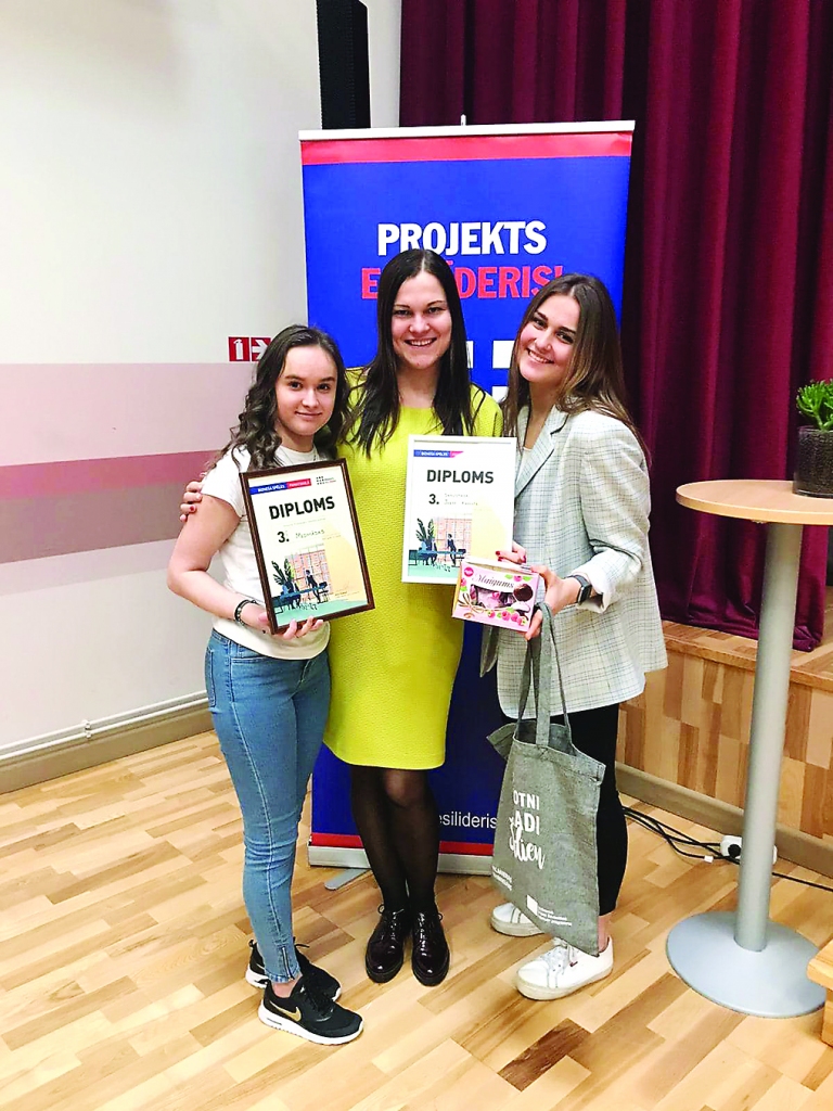 Valkas Jāņa Cimzes ģimnāzijas 9. klases skolnieču Kitijas Luīzes Pelēces (no kreisās) un Annikas Antas Stepiņas uzcītīgais un neatlaidīgais darbs kopā ar projekta “Esi līderis” skolotāju Inesi Kāposti vainagojās ar 1. vietas iegūšanu starp Latvijas skolām konkursā “Profesionālis”. Šis fotouzņēmums tapis konkursa pusfinālā klātienē, kas notika Valmieras tehnikumā, kur meitenes ieguva 3. vietu.                                                            
Autors:  NO PERSONĪGĀ ARHĪVA 