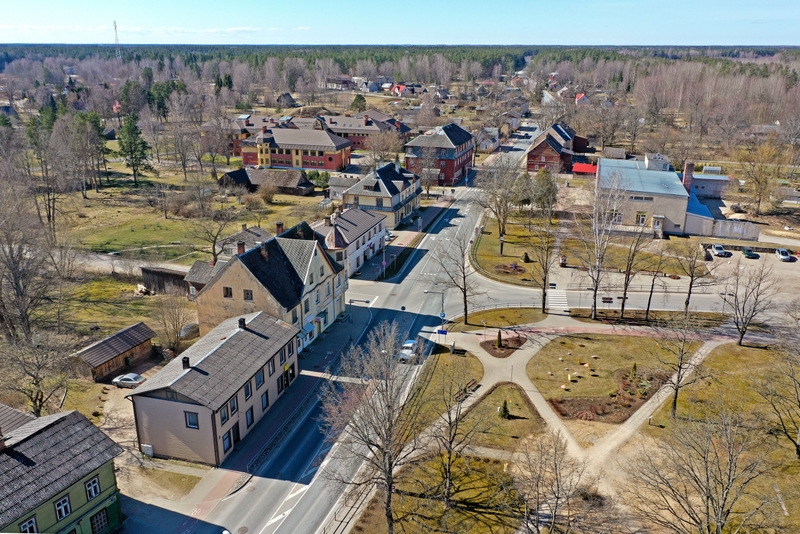 Strenču novads (attēlā – Strenču pilsētas centrs) ir viena no retajām teritorijām Vidzemē, kur pagaidām nav konstatēts neviens “Covid-19” saslimstības gadījums, taču pašvaldība no savas puses ievēro gan visus piesardzības pasākumus, gan pieņem jaunus lēmumus, kā vajadzības gadījumā palīdzēt saviem iedzīvotājiem.                                                  
Autors:  MARIKA EGLĪTE