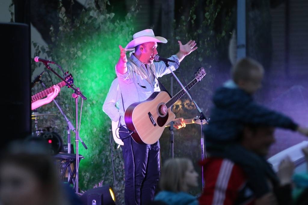 Piespiedu dīkstāvi šobrīd piedzīvo daudzu jomu pārstāvji, vieni no tiem ir mūziķi. Populārās šlāgermūzikas grupas “Apvedceļš” solists Jānis Krūmiņš prognozē, ka šovasar var nākties iztikt bez publiskiem koncertiem. 
Autors:  SANTA SINKA