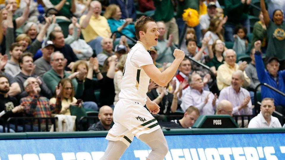 Smiltenietis Rainers Hermanovskis pērn augustā uzsāka studijas koledžā ASV un sportiskās gaitas turpina studentu basketbolā, pārstāvot NCAA pirmās divīzijas komandu “William&Mary” Virdžīnijā. Studentu basketbols ir lielā cieņā. Mājas spēles klātienē apmeklē vairāk nekā seši tūkstoši līdzjutēju.          
Autors: WILLIAM&MARY TRIBE MENS BASKETBALL