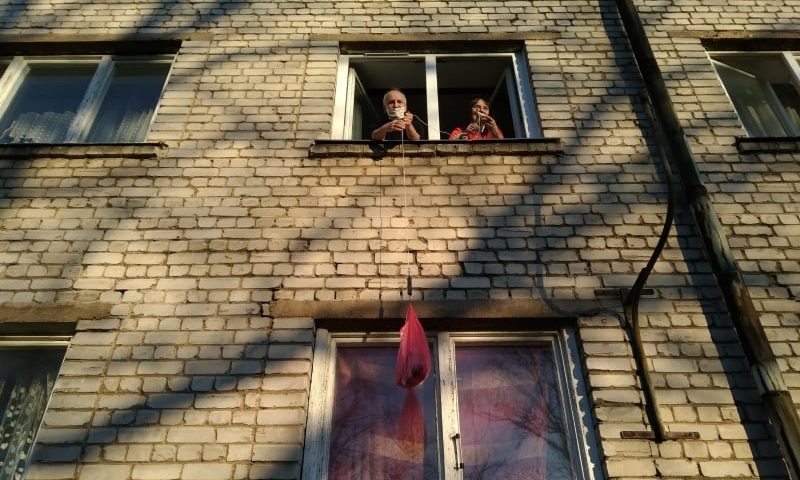 Valcēnietis Tālis Auniņš pajoko, ka paliks vēsturē kā pirmais ar “Covid-19” saslimušais valcēnietis. Izolācijā savā divistabu dzīvoklī Tālis un viņa sieva Dināra atradās kopš 27. marta, pārtiku un citas nepieciešamās preces viņiem piegādāja izpalīdzīgi cilvēki, sīkākas lietas viņi varēja saņemt  šādi.                                                              
Autors:  NO PERSONĪGĀ ARHĪVA