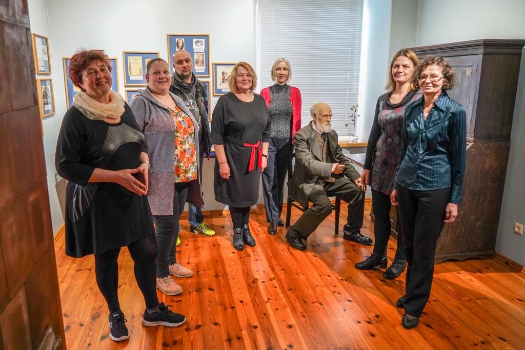 Lai gan ārkārtas situācijas ierobežojumu dēļ Valkas novadpētniecības muzeja kolektīvs – noformēšanas māksliniece Maruta Stabulniece (no kreisās), muzejpedagoģe Viktorija Maļukova, saimniecības pārzinis Kaspars Garozs, direktore Meldra Cimdiņa, speciāliste darbā ar apmeklētājiem Ligita Drubiņa, eksponātu uzraudze Ilona Ločmele un muzeja krājuma glabātāja Aija Priedīte – klātienē nav nosvinējis muzeja 50 gadu jubileju, “Ziemeļlatvijas” aicinājumam nofotografēties svētku bildei, muzejnieki atsaucās. Tā nesot sveicienus draugiem un vienmēr gaidītajiem apmeklētājiem.                                                                                                                                                                                                                                                                                                
Autors:  ROBERTS JOHANSONS