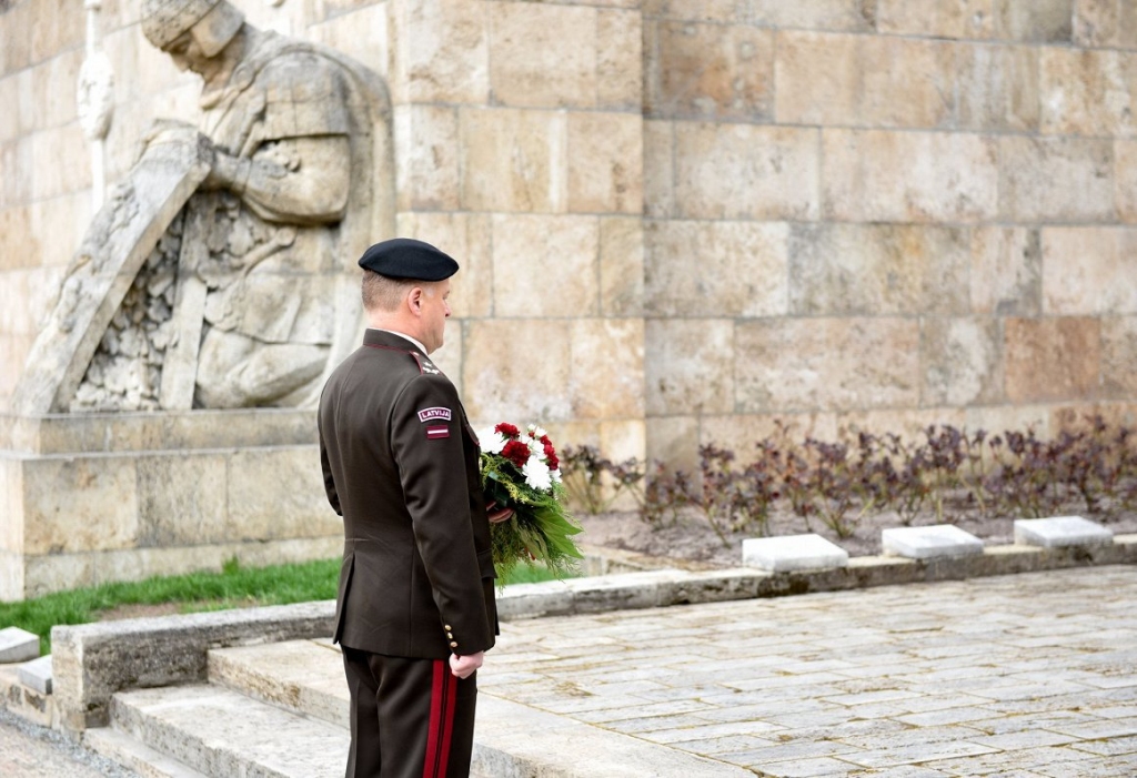 Nacionālo bruņoto spēku vadība godina ģenerāļa Pētera Radziņa piemiņu
Autors: LETA, Zane Bitere