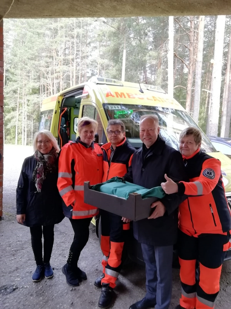 Valkas Neatliekamās medicīniskās palīdzības dienesta brigādei – ārsta palīdzei Elita Kirilovai (otrā no kreisās), šoferim Jānim Ozeram un medicīnas māsai Ainai Jakovļevai – pirmo reizi siltas pusdienas nogādāja Valkas Rotari kluba prezidents Ainārs Zābers un kluba sekretāre Una Ķieģelmane.                                                    
Autors:  NO PERSONĪGĀ ARHĪVA