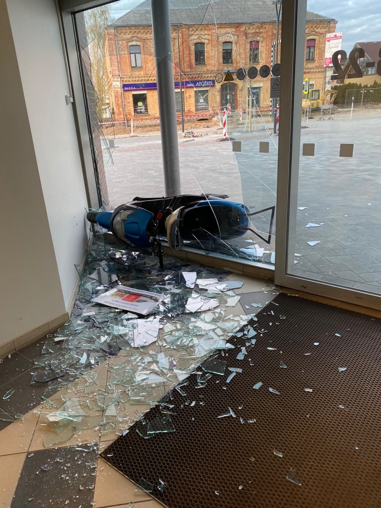 Smiltenes pilsētas centrā kāda jaunieša agresīva braukšana ar motorolleru beidzās ar sabojātām veikala durvīm.                                         
Autors: ACULIECINIEKA FOTO