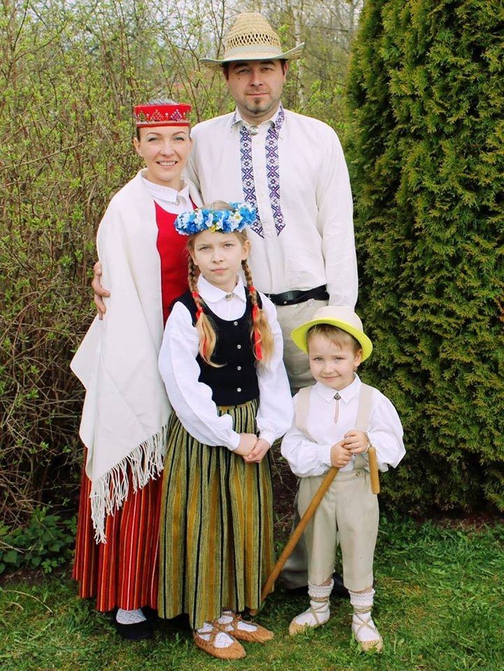 Brīvības svētkus smiltenieši Liene un Jānis Reimaņi savā ģimenē kopā ar bērniem Elīzu un Filipu sagaidīja tautas tērpos, tādējādi apliecinot piederību un mīlestību savai zemei.                                         
Autors:  NO PERSONĪGĀ ARHĪVA
