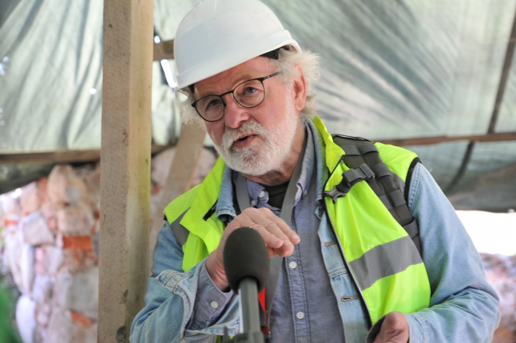 Klausoties Latvijā pazīstamā arhitekta Pētera Blūma emocionālo un uz fundamentālām zināšanām balstītu stāstījumu par Latvijā pieejamām viduslaiku pilsdrupām, tostarp arī Ērģemē, ir skaidrs, ka šie vēsturiskie objekti ir jāsaglabā. Ja tas tiek darīts ne tikai pēc sabiedrisko organizāciju iniciatīvas, bet šajā atjaunošanas procesā iesaistās arī valsts un pašvaldības struktūras, tas ir uzteicams darbs. 