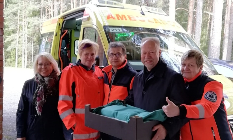 Valkas Neatliekamās medicīniskās palīdzības dienesta brigādei – ārsta palīdzei Elita Kirilovai (otrā no kreisās), šoferim Jānim Ozeram un medicīnas māsai Ainai Jakovļevai – pirmo reizi siltas pusdienas nogādāja Valkas Rotari kluba prezidents Ainārs Zābers un kluba sekretāre Una Ķieģelmane.                                                    
Autors: NO PERSONĪGĀ ARHĪVA