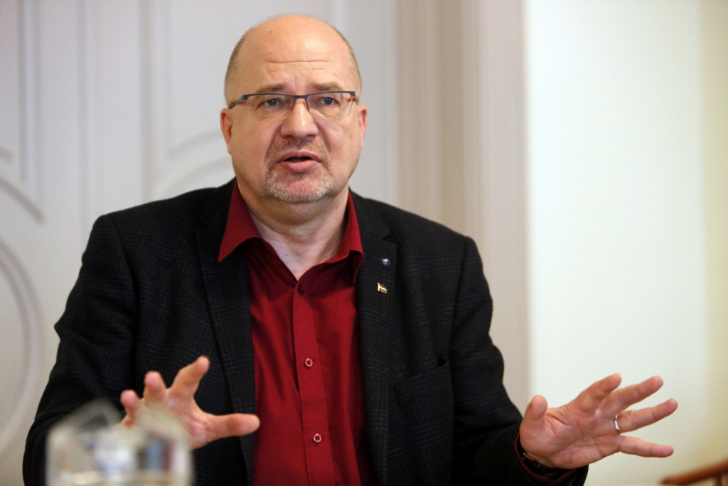 Vents Armands Krauklis: Bija pamatoti protesti no pašvaldību puses par to, ka pašvaldībām šogad nav iespējas aizņemties līdzekļus saviem investīciju projektiem. Tā ir fundamentāla kļūda, jo pašvaldību projekti ir vienīgie, kuri tūlīt, jau jūnijā varētu dot darbu cilvēkiem visā Latvijā.
Autors: Oksana Džadana/ F64