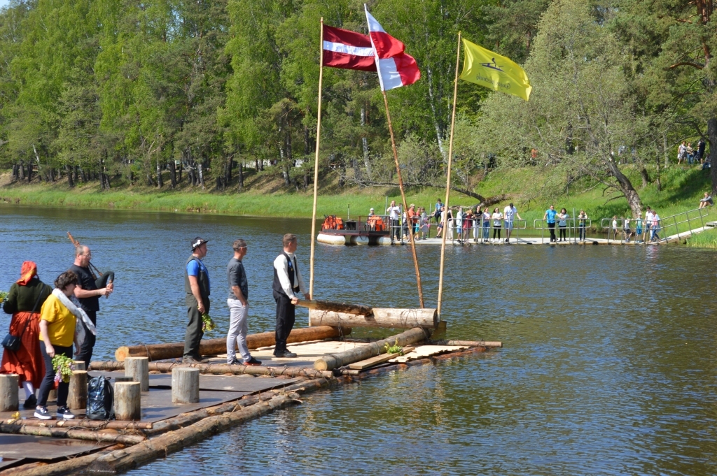 Šogad Gaujas Plostnieku svētki Strenčos ierastajā laikā – maija trešajā sestdienā – nenotika, taču ikviens interesents var par tiem domāt, piedaloties viktorīnā “Plostnieku darbības eksperts”.           
Autors:  SANDRA PĒTERSONE  