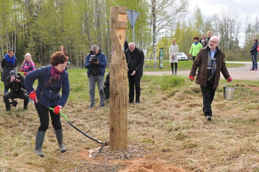Lielajā talkā piedalījās arī prezidenta kundze Andra Levite. Viņa gan līdzināja oļus ap simbolisko ceļa stabiņu, gan savāca nocirstos krūmus.