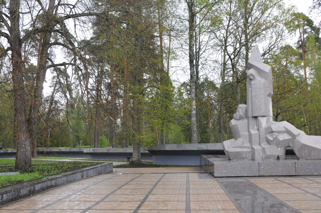 Pēc Brāļu kapu memoriāla terotorojas sakārtošanas tomēr atrodas cilvēki, kuriem ceļas roka visu postīt. Neālu no memoriāla augošajai liepai ir brutāli aplauzti zari.                                                                            
Autors:   INGA KARPOVA