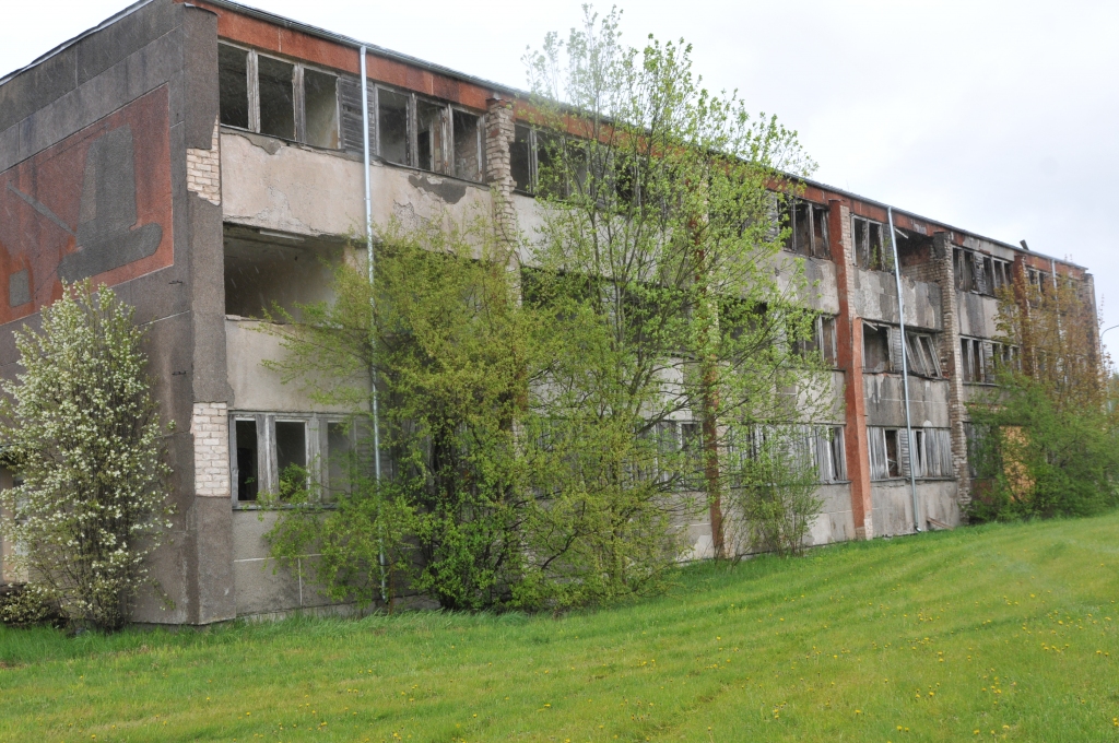 Acīmredzot vēl ilgi valcēniešiem nervus bojās bijušās Meliorācijas kopmītņu ēkas grausts, jo pašvaldībai nav lieku 35 tūkstošu eiro, lai to varēju nojaukt.                                                                                                             
Autors:  INGA KARPOVA