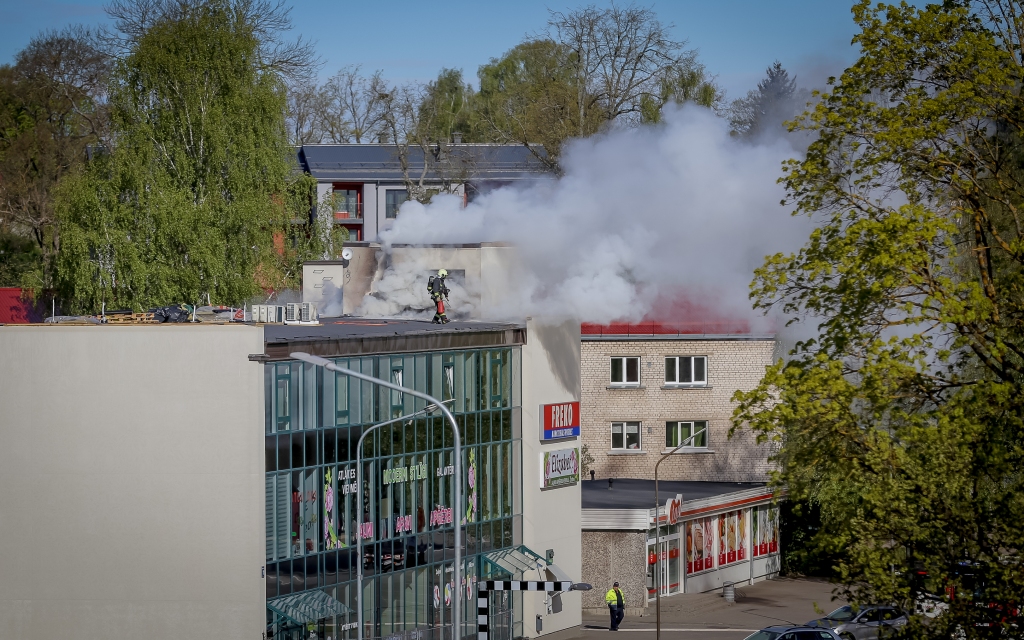 Otrdienas rītā ugunsgrēks bija izcēlies uz bijušā universālveikala jumta Smiltenē, Daugavas ielā. Ugunsdzēsējiem glābējiem ugunsgrēku izdevās likvidēt nepilnu divu stundu laikā.                                               
Autors:  SANTA SINKA