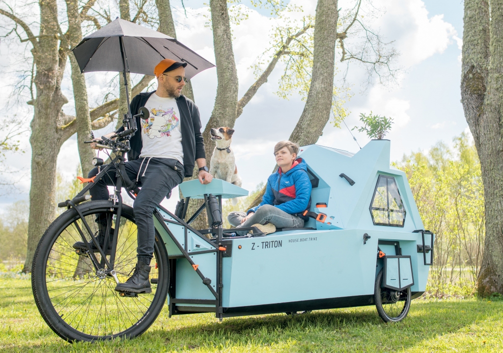 Par Smiltenes novada Bilskas pagasta uzņēmuma SIA “ZELTINI” īpašnieka Aigara Lauža izgudroto veloamfībiju, kas ir “trīs vienā” (trīsritenis, laiva un neliela mājiņa), ziņu aģentūra “Reuters” pavēstījusi pasaulei un tagad potenciālie pircēji zvana no daudzām valstīm un kontinentiem.                                                                                                                                   
Autors: GATIS PRIEDNIEKS-MELNACIS