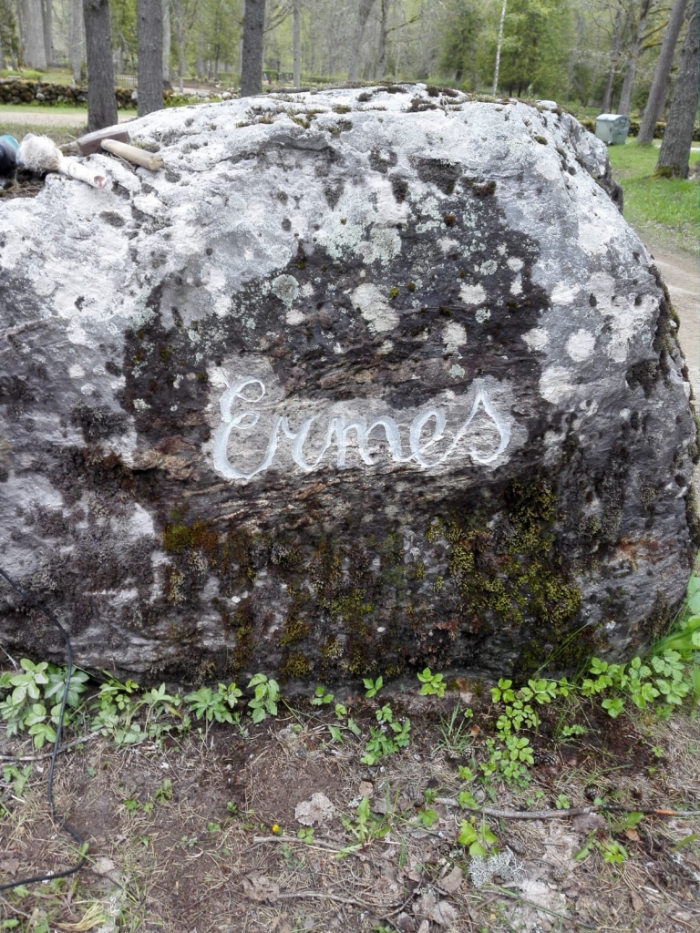 Vietējais akmeņkalis Harijs Linde kā pēdējo iegrauzis Ērģemes ciema seno nosaukumu - Ermes. Pēc Kārķu un Ērģemes pagastu vadītāja iniciatīvas, katrā no ciemiem iepriekš akmeņos tika iekalti Kārķu - Neu – Karkell un Veckārķu - Alt – Karkell nosaukumi.                                   
Autors:  NO PAGASTA ARHĪVA