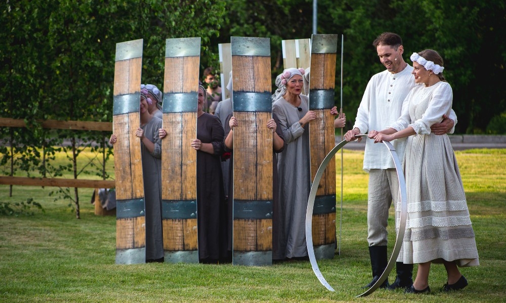 No Cēsu teātra izrādes 