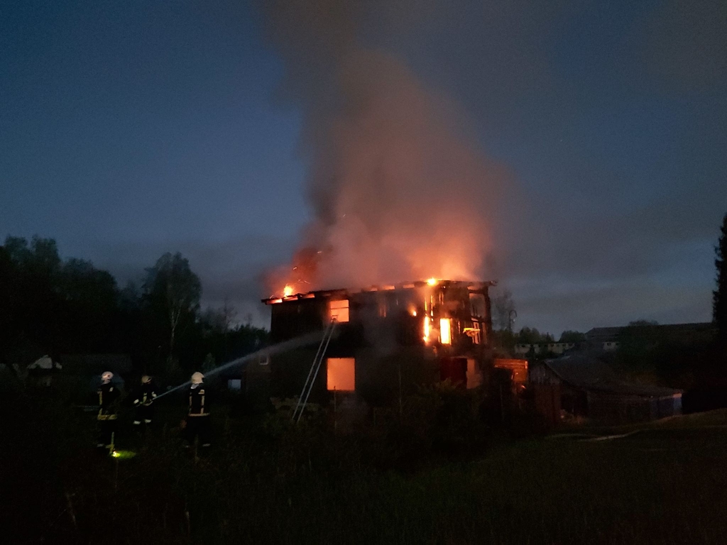 Aizvadītās piektdienas vēlā vakara stundā izcēlās ugunsgrēks Lauktehnikas rajonā pie pagrieziena uz Ceļu satiksmes drošības direkcijas Valkas nodaļu. Uguns liesmas postīja saimniecības ēku un garāžu. 
Autors:   INGŪNA JOHANSONE