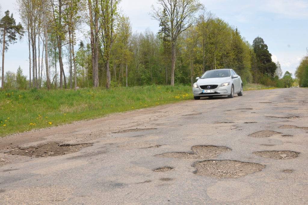 Vakar “Ziemeļlatvija” izbrauca Raiņa ielu, sākot no luksofora līdz pat Lugažiem. Jāteic, ka šis ceļa posms ir ārkārtīgi sarežģīti izbraucams, jo ceļu klāj izdrupušas bedres ar asām malām, nevis asfalts. No bedrēm faktiski vairs nav iespējams izvairīties, tāpēc daudzi šoferīši un velosipēdisti abos virzienos brauc pa pašām ceļa malām, kur jau arī izveidojusies tā saucamā trepe.                                                                                                                       
Autors:   INGA KARPOVA