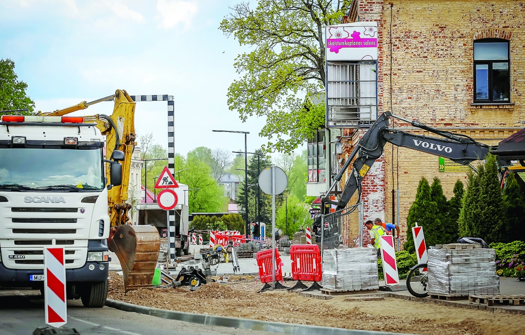 Smiltenes centrā Baznīcas laukuma un Daugavas ielas posmā būvdarbi turpināsies līdz jūnija beigām. Ar katru dienu aizvien vairāk iedzīvotājiem ir apjaušams, kā pārmainās pilsētas centrs.                                                                                                                                                                                       