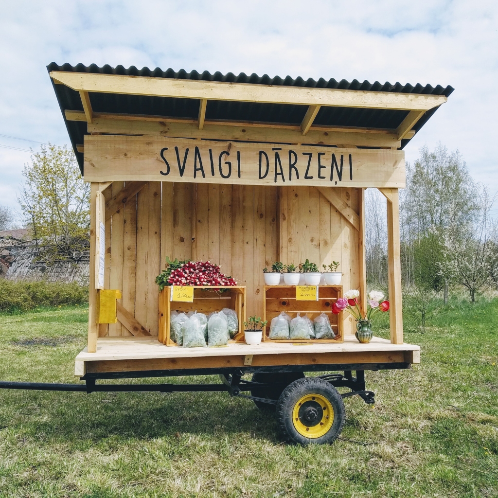 Smiltenes pagasta Grotūzī nepilnu mēnesi no piektdienas līdz svētdienai darbojas pirmā pop-up pašapkalpošanās bodīte Smiltenes novadā. Tas ir zemnieku saimniecības “Saimnieki” īpašnieku Kristapa un Lienes Strazdiņu sen lolots sapnis, kas ieinteresējis arī kaimiņu novadu ļaudis.                                                         
Autors:  KRISTAPS STRAZDIŅŠ