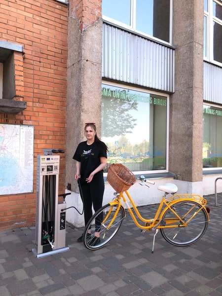 Lai paša spēkiem salabotu velosipēdu, lieti noderēs Valkas centrā pie Tūrisma un informācijas biroja uzstādītais pašapkalpošanās stends. Diemžēl kādu laiku tas nedarbojās un velobraucējiem bija jāmeklē citas iespējas, lai piepumpētu riepas un novērstu citas tehniskas ķibeles. Trešdien pašapkalpošanās stends tika salabots.  
Autors:   INGA KARPOVA  