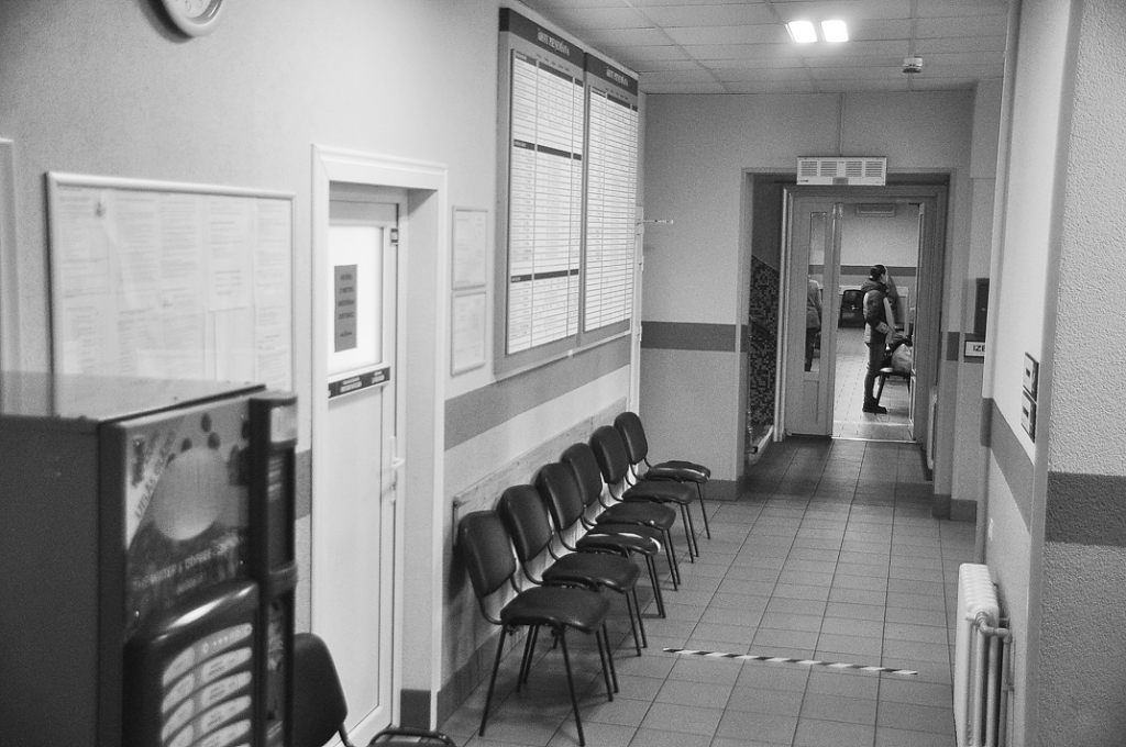 Iestādēs, kas sniedz ambulatoros pakalpojumus, pacientu plūsma būtiski saruka jau brīdī, kad vēl nebija Veselības ministrijas noteikto ierobežojumu par plānveida palīdzības saņemšanu. Daļa pacientu uz pieteiktajām vizītēm neieradās, baidoties no iespējamas inficēšanās.
Autors: Dainis Ģelzis