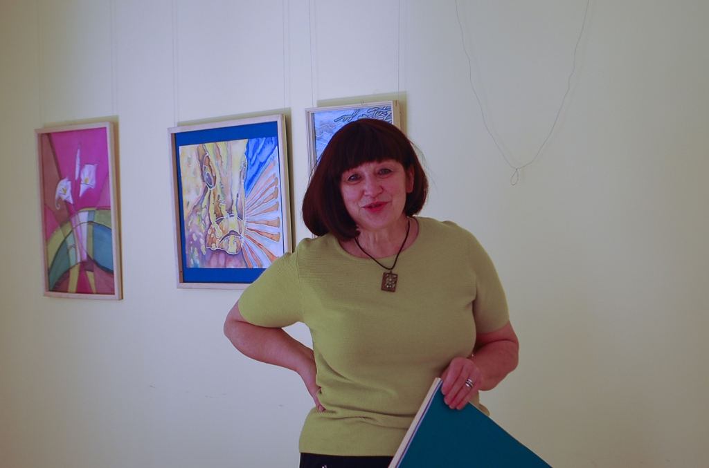 Valkas mākslas skolas zīda apgleznošanas studijas, kuru vada Gunda Sīmane, ikgadējā darbu izstāde šogad notiek vēlāk nekā ierasts, bet jubilejas noskaņās. Vasarīgā izstāde “Mainīgā pasaule” ir eksponēta saulainajās saieta nama “Lugažu muiža” telpās.                                                                                                                            
Autors:  ANCE ANDRĒJEVA-EMPELE