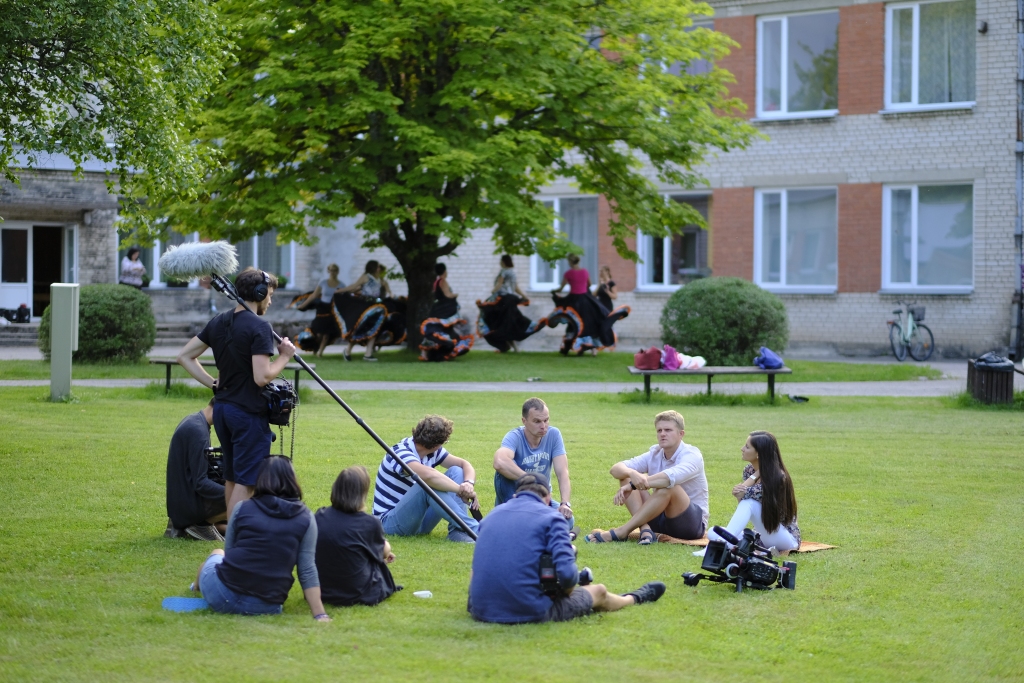Jūnijā vairākas dienas Kārķu pagastā viesosies dokumentālā televīzijas seriāla “Tas notika šeit” radošā komanda, tostarp Latvijā pazīstamais televīzijas žurnālists un sporta raidījumu veidotājs Dāvids Ernštreits (otrais no labās).                                                                                                                                                                            