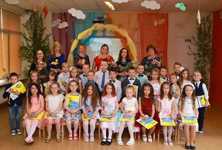 Aizvadītajā nedēļā Valkas novada lielākajā pirmsskolas izglītības iestādē “Pasaciņa” notika īpaši svētki 33 audzēkņiem, kuri 1. septembrī uzsāks skolas gaitas. Vai šo pasākumu var saukt par izlaidumu? Gan jā, gan nē. Nē, tāpēc ka šajā ārkārtas situācijas laikā nav atļauts pulcēties vairāk par 25 cilvēkiem, tāpēc kopā ar saviem bērniem nebija vecāku un vecvecāku. Jā, jo svētku pārsteigumus un prieku izjuta šī pasākuma galvenie varoņi – bērni.                                                                                                                                                                                                                      
Autors:  LAILA OZOLIŅA