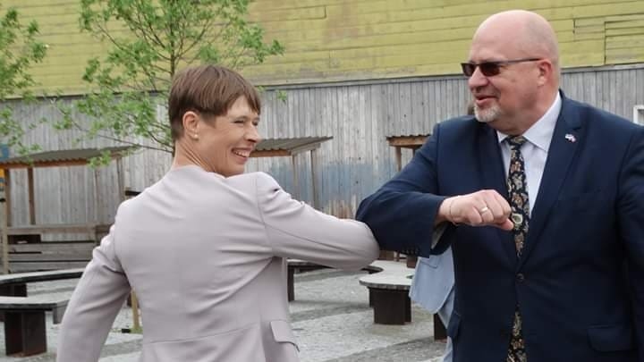 Lai gan Igaunijā atcelts ārkārtējais stāvoklis, Valkas novada domes priekšsēdētājs Vents Armands Krauklis Valgā, tiekoties ar Igaunijas prezidenti Kersti Kaljulaidu, simboliski sasveicinājās ar elkoņiem.                                                                                                                                                                                                                                                                                                                 
Autors: LEA MARGUSS