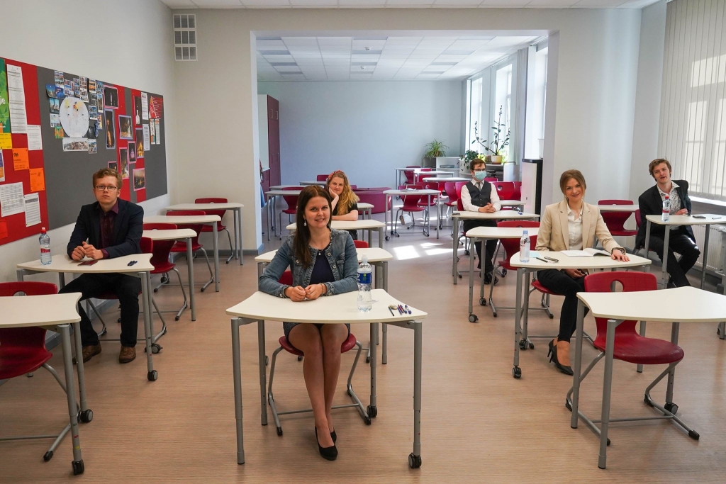 Šo otrdien un trešdien Valkas Jāņa Cimzes ģimnāzijas 12. klases beidzēji kārtoja angļu valodas centralizēto eksāmenu. Viena no eksāmena kārtotājām – Enija Stahovska (priekšplānā) – atzina, ka eksāmenam cītīgi gatavojās un ņēma vērā skolotājas ieteikumus, tāpēc cer uz labu rezultātu. 
                                                                                                                                                                                                                                                  
Autors: ROBERTS JOHANSONS