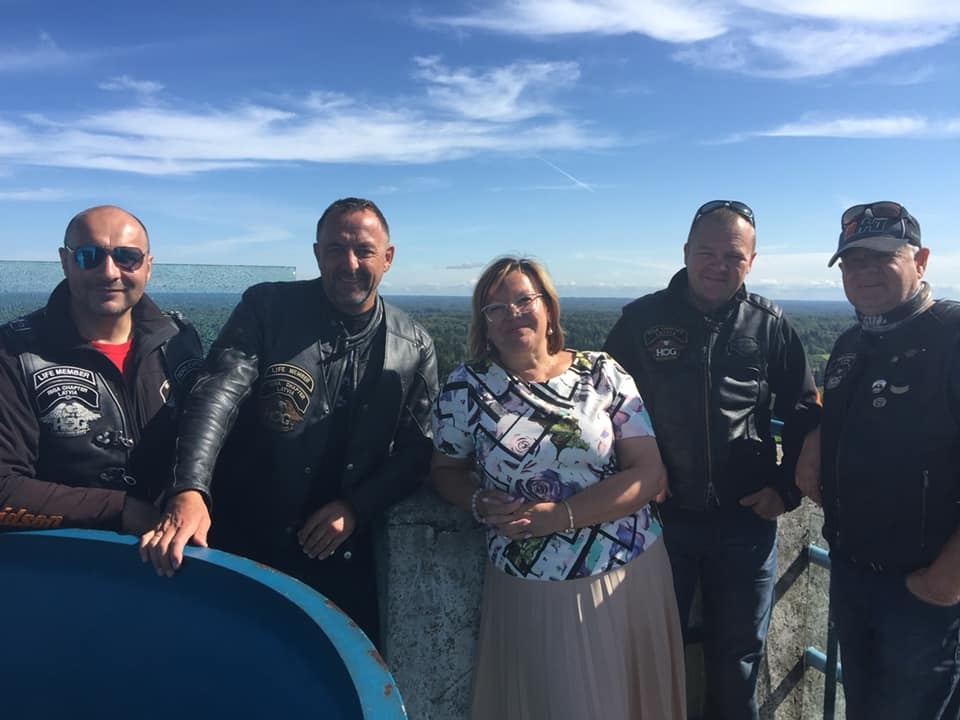 Latviešus satikt Munameģa tornī ir pašsaprotami. Arī motobraucēji no Latvijas, tāpat kā mēs, piestāj, lai izbaudītu skaisto ainavu.                                                                                                                                                          
Autors: INGŪNA JOHANSONE