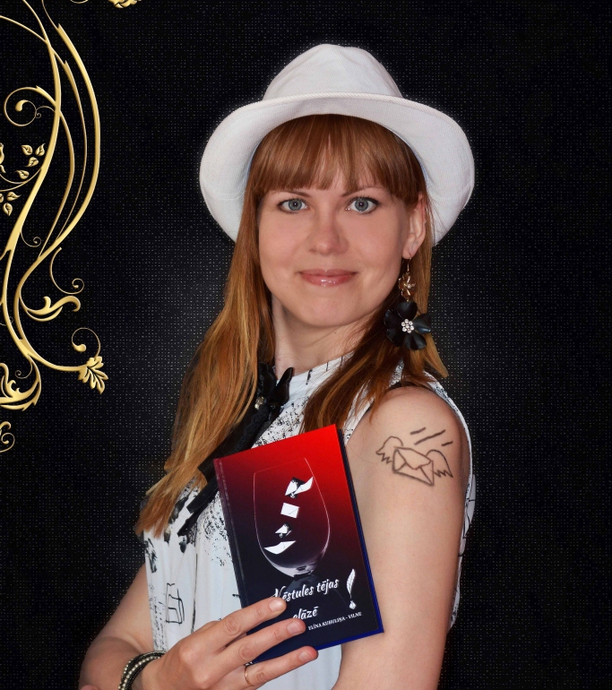 Smilteniete Elīna Kubuliņa-Vilne šajā ierobežojumu un sociālās distancēšanās laikā radusi vairāk laika sev, kā rezultātā tapušas “Vēstules tējas glāzē”.                                                                                          
Autors: NO PERSONĪGĀ ARHĪVA