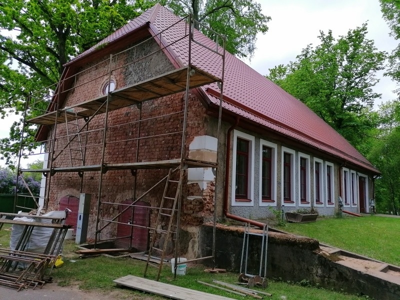 Šomēnes sākušies būvdarbi Jērcēnmuižas kompleksā. Objekts – bijusī muižas klēts, kurā atrodas mednieku nams (sanāksmju un izstāžu telpa un šautuve).                              
Autors:  GINTA GAILĪTE
