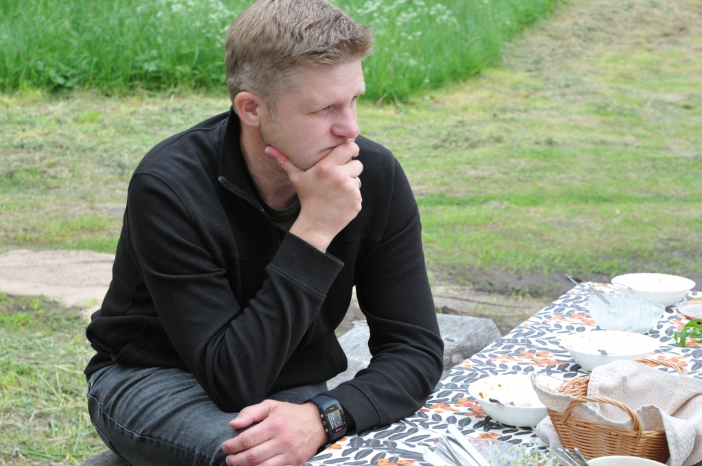 Latvijas Televīzijas žurnālists un raidījuma “Tas notika šeit” vadītājs Dāvids Ernštreits uzskata, ka Kārķi ir ne tikai ļoti sakopta Latvijas vieta, bet arī īsta stāstu krātuve. 
Autors:   INGŪNA JOHANSONE