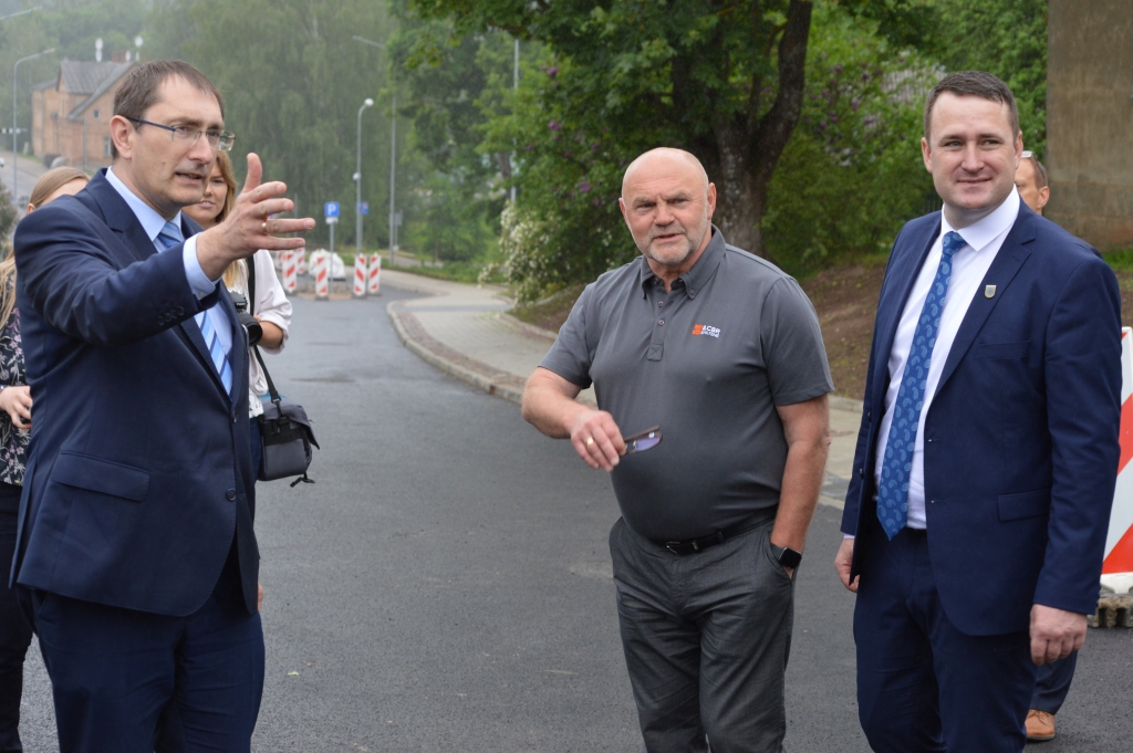 Piektdien, 12. jūnijā, Smiltenē ieradās satiksmes ministrs Tālis Linkaits (no kreisās), kuram Smiltenes novada domes priekšsēdētājs Edgars Avotiņš (no labās) un ceļinieku uzņēmuma “8CBR” valdes priekšsēdētājs Andris Lacbergs izrādīja notiekošo Smiltenes centra posma pārbūvi, kas ir pašvaldības projekts. Savukārt diviem “karstiem objektiem” novadā, kas ir valsts autoceļi, ministrs finansējumu nesola.                                                                                                                                                                                                                                                                                                                                                                         
Autors:  SANDRA PĒTERSONE