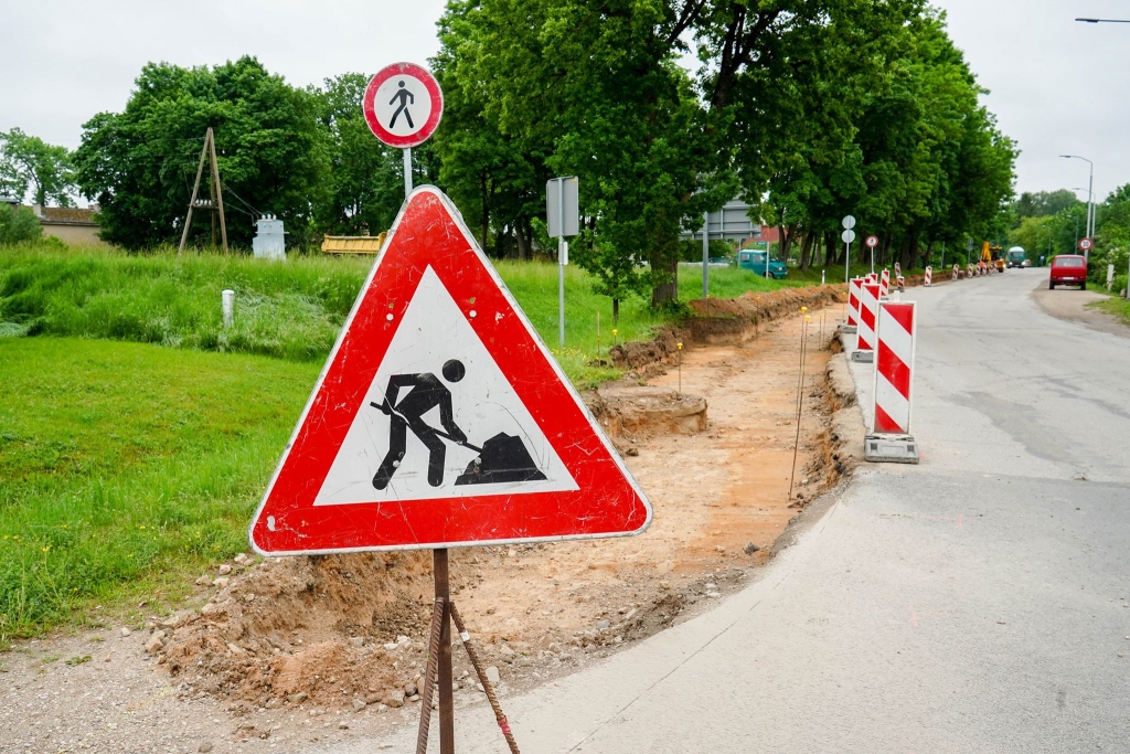 Aizvadītajā nedēļā SIA “Kvinta BCL” no Mārupes uzsāka darbus, lai Valkā ierīkotu gājēju ietvi posmā no Rīgas un Zemgales ielas krustojuma līdz Cimzes ielai. Šajā posmā gājēji līdz šim pārvietojās pa smilšainu, bet pēc lietus un sniega – slapju un slidenu ceļa malu.                                                                                                      
Autors:  ROBERTS JOHANSONS