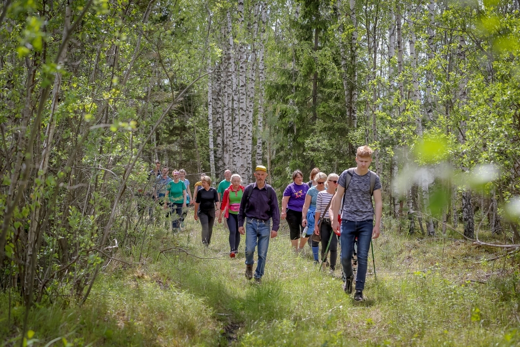Pirmo reizi laikraksts “Ziemeļlatvija” rīko pārgājienu. Vietas izvēle, Sedas purvs, nav izvēlēta nejauši. Tas ir viens no lielākajiem dabas liegumiem Latvijā, un tā daudzveidība pārsteidz.  