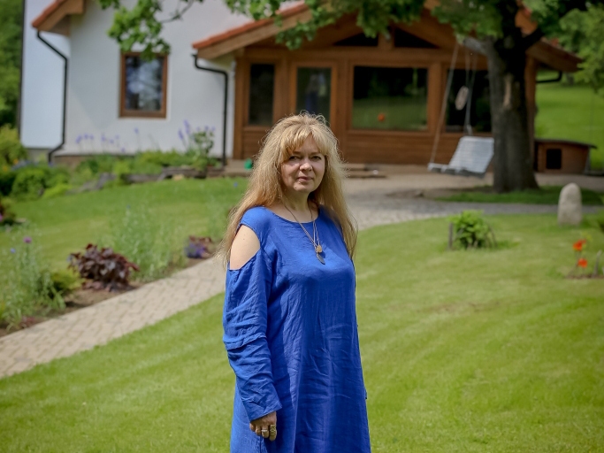 “Gravkalnu” saimniece Vaida Namniece savu noslēpumu – dzejas rakstīšanu – atklājusi, izdodot savu pirmo grāmatu “Atraisīšanās”. Tas ir kā mēģinājums pacelties pāri ikdienai, kas arī izdevās.                        
Autors:  SANTA SINKA