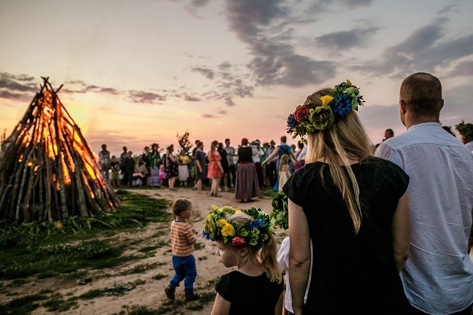 Vasaras saulgriežos Smiltenes novada ļaudis aicināti uz uguns rituālu, dziesmām un dejām Smiltenes pagasta Līgo kalnā.                                                                                                                                                        
Autors:  EVIJA ZIEMIŅA
