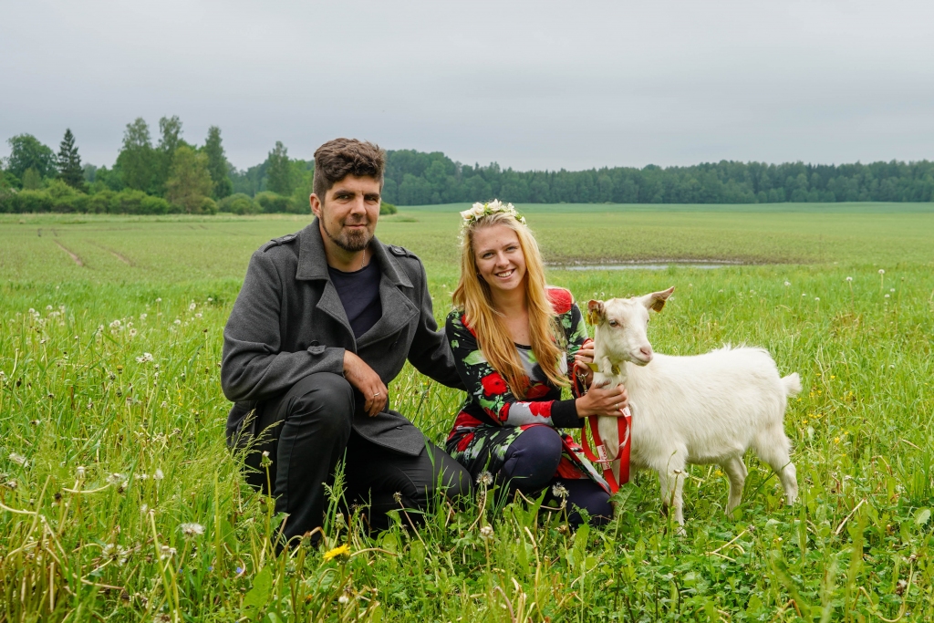 Zemnieku saimniecības “Kurģi” saimnieki Laura un Kristaps Buiļi atmetuši domu pārcelties no Ērģemes pagasta Omuļiem uz civilizētāku vietu, jo sapratuši, ka ir žēl pamest savas mājas. Katram latvietim svarīga sava īpašā vieta zem saules.